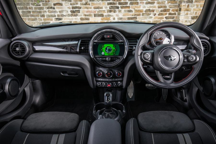 Торпедо Mini Cooper 5-Door (F56) 2018 года  (UK) (фото 6 из 23)